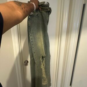 PrettyLittleThing Olive Distressed Straight Leg Jeans